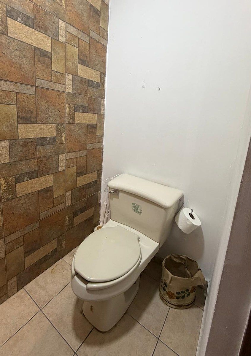 3 of 13: Medio baño