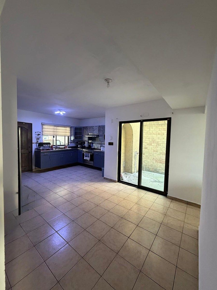 5 of 13: Cocina y área de lavandería