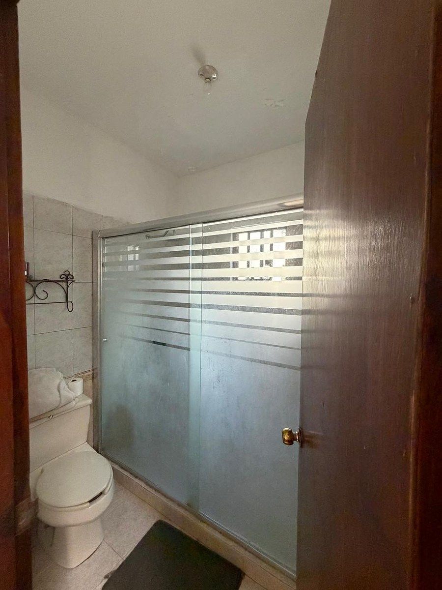 10 of 13: Baño recámara principal