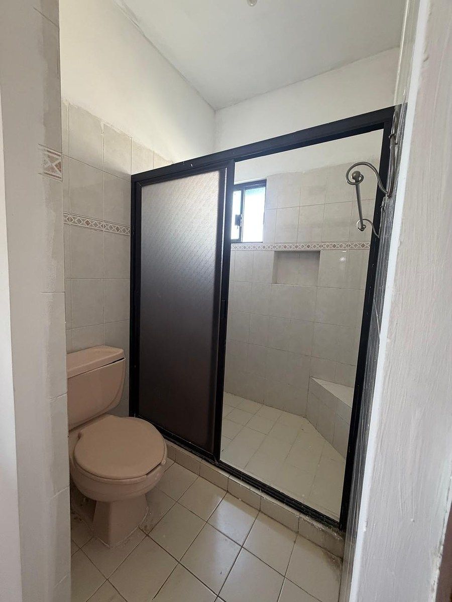 13 of 13: Baño recámaras secundarias