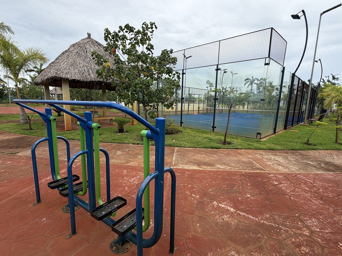 36 de 39: Aparatos al aire libre y ciclovía