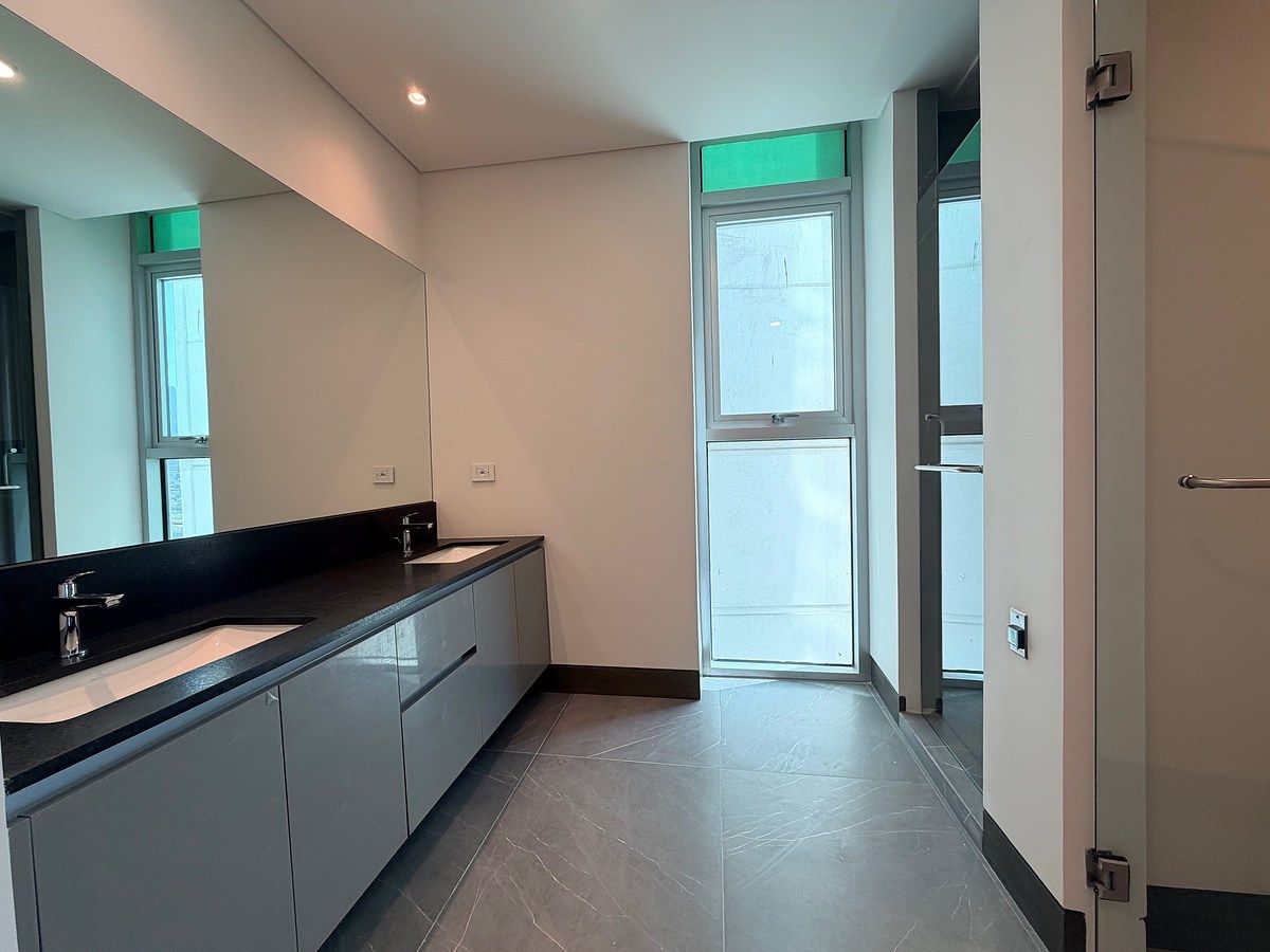 7 de 20: baño principal con doble lavabo