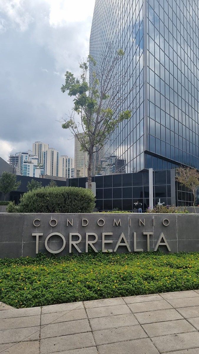 3 de 14: Entrada peatonal a la plaza