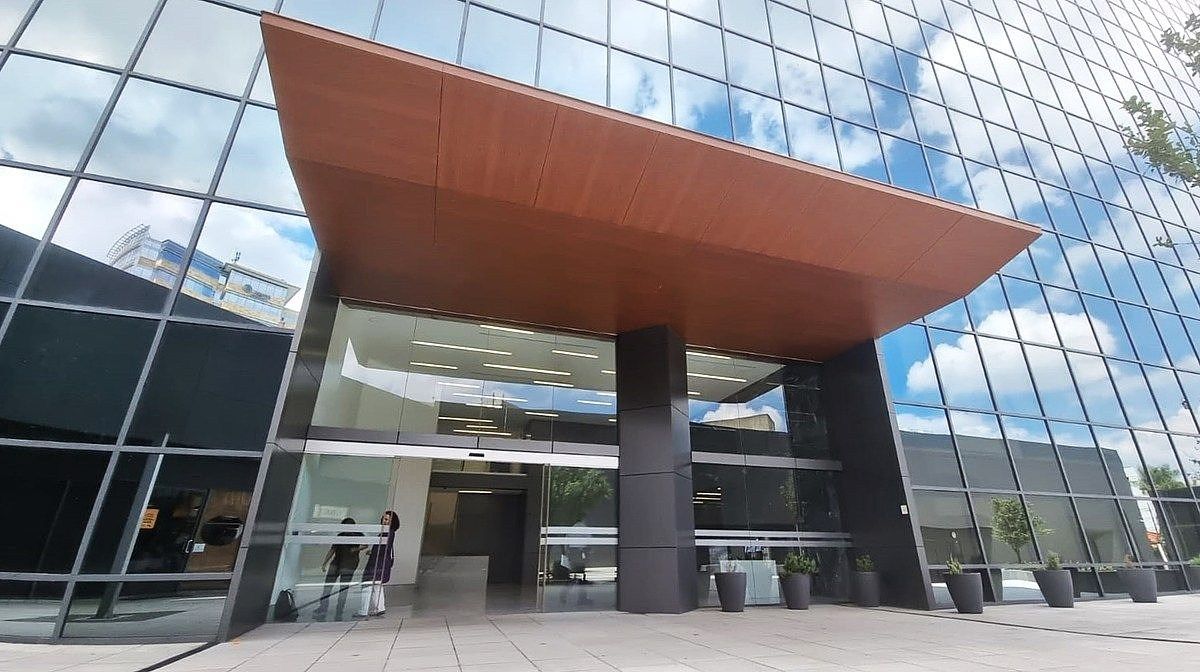 4 de 14: Entrada peatonal al edificio