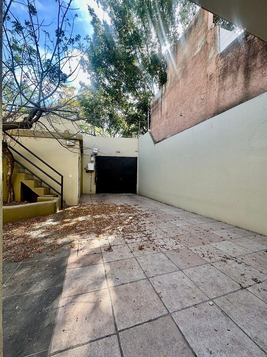 12 de 32: Vista de la casa hacia estacionamiento y portón electrónico