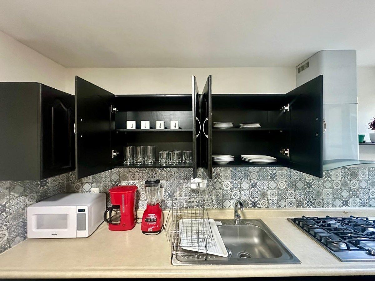 17 de 32: Incluye aparatos electrodomésticos , vajilla completa etc