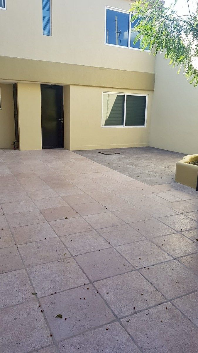 9 de 32: Patio / estacionamiento