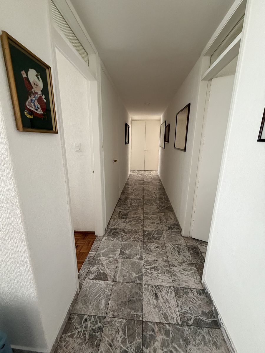 11 of 18: Pasillo con closet de blancos