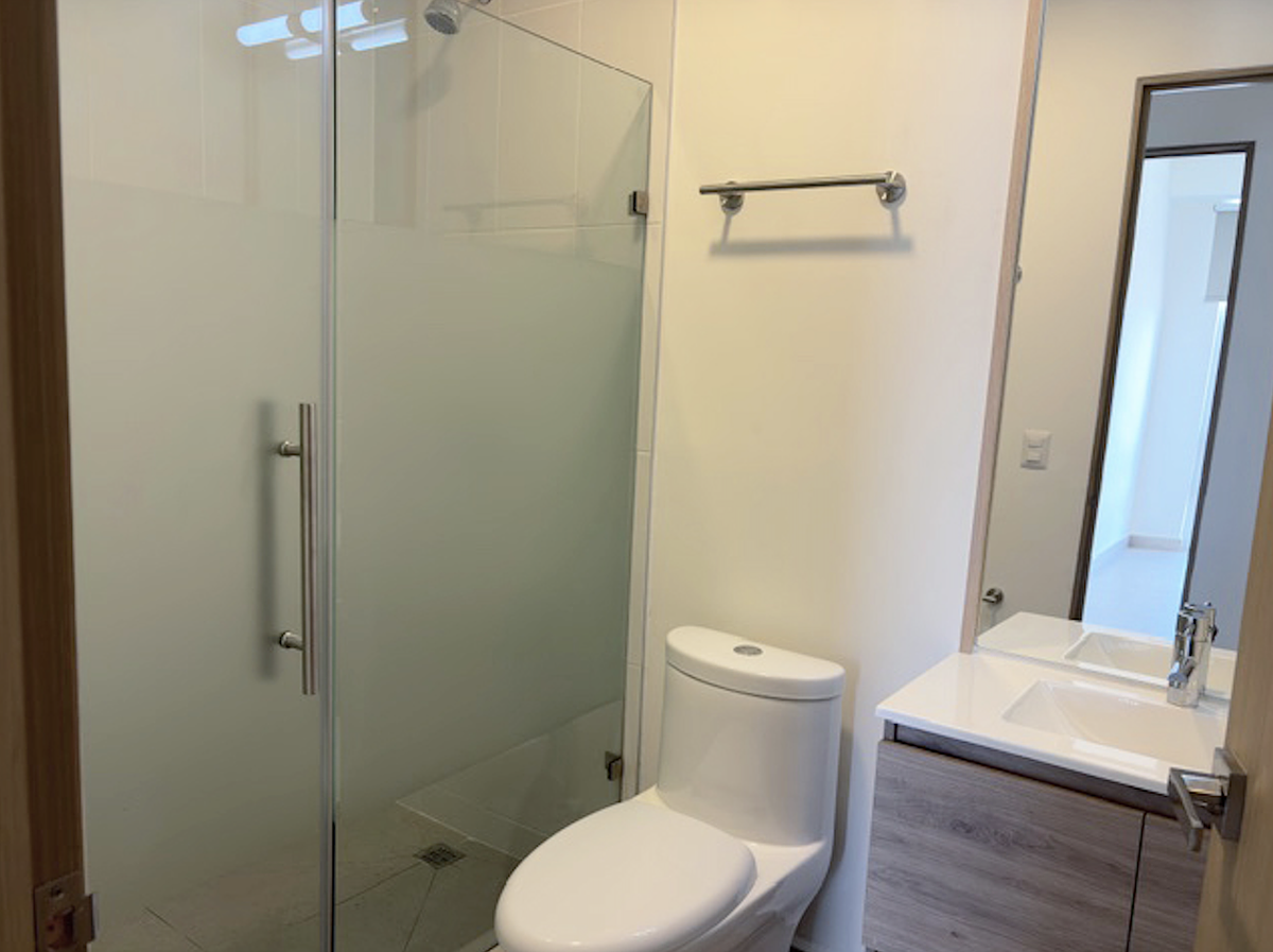 7 de 20: Baño área social y Recámara 2