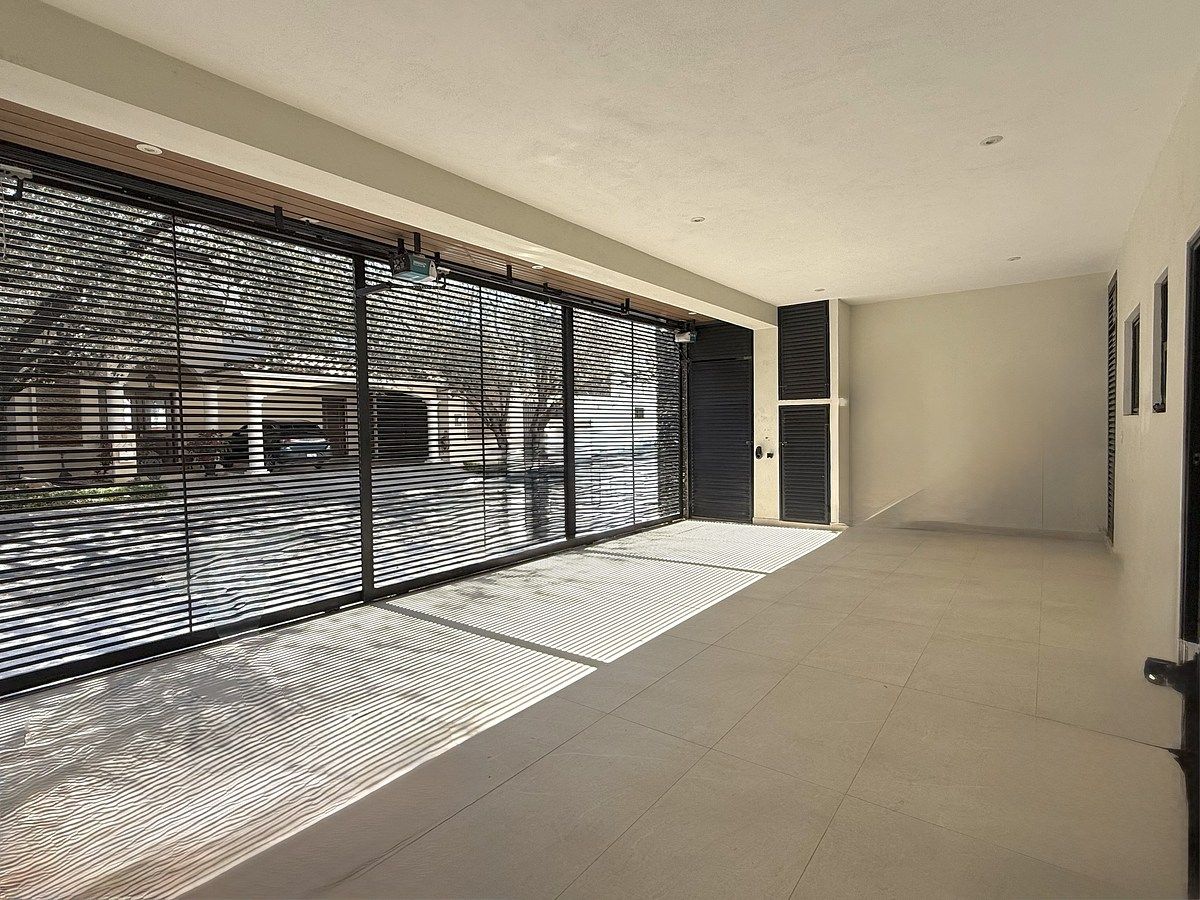 33 de 33: COCHERA PARA TRES AUTOS