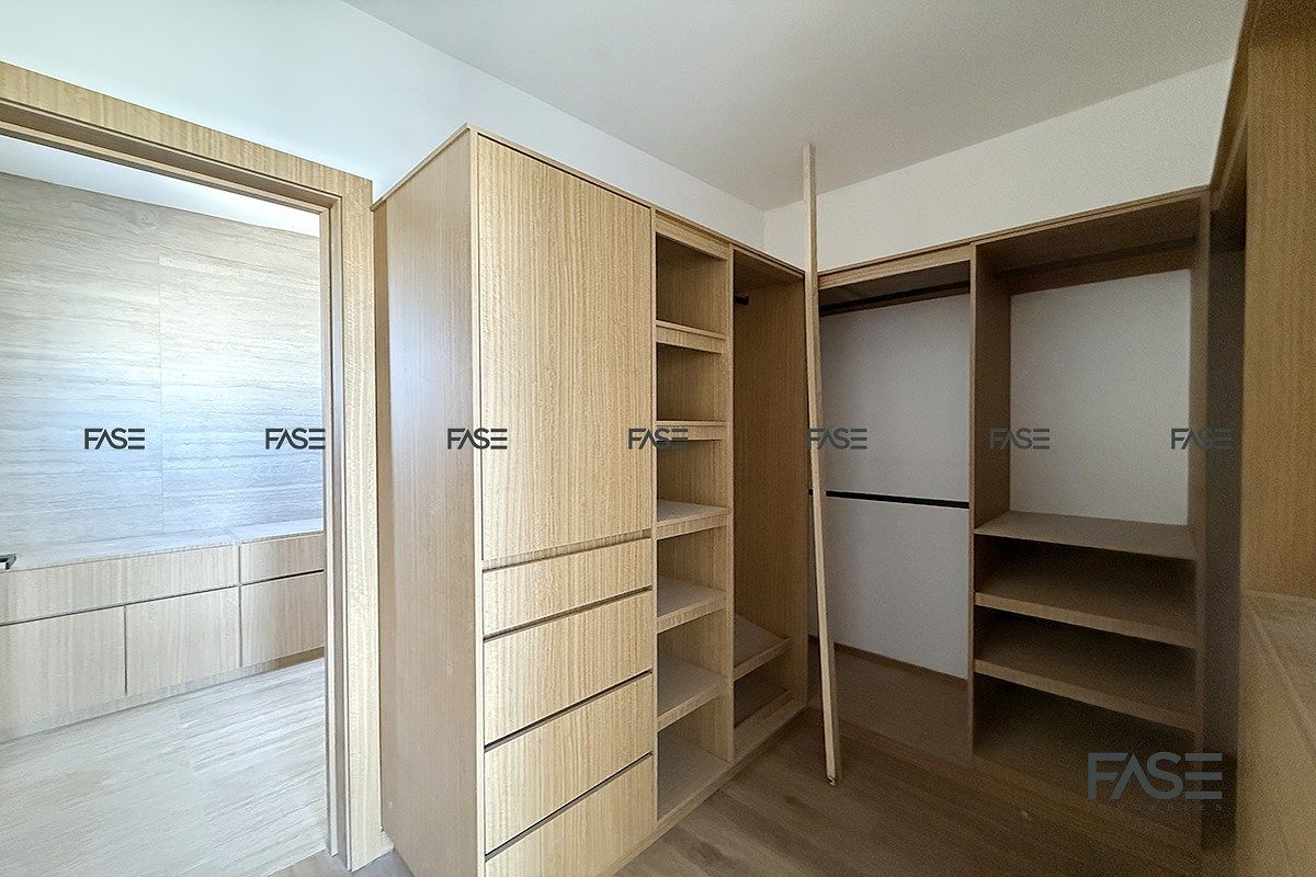 17 de 27: Vestidor principal