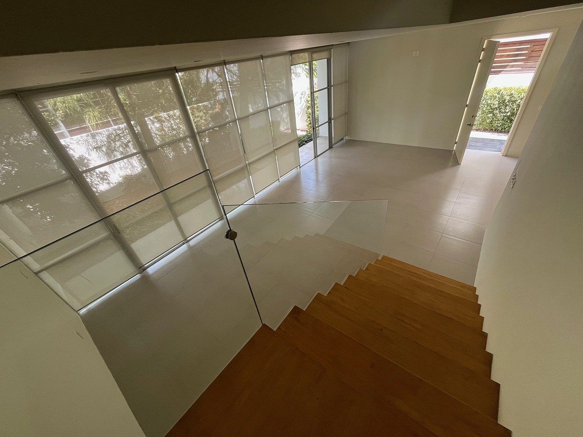 15 de 48: escalera pasamanos cristal templado