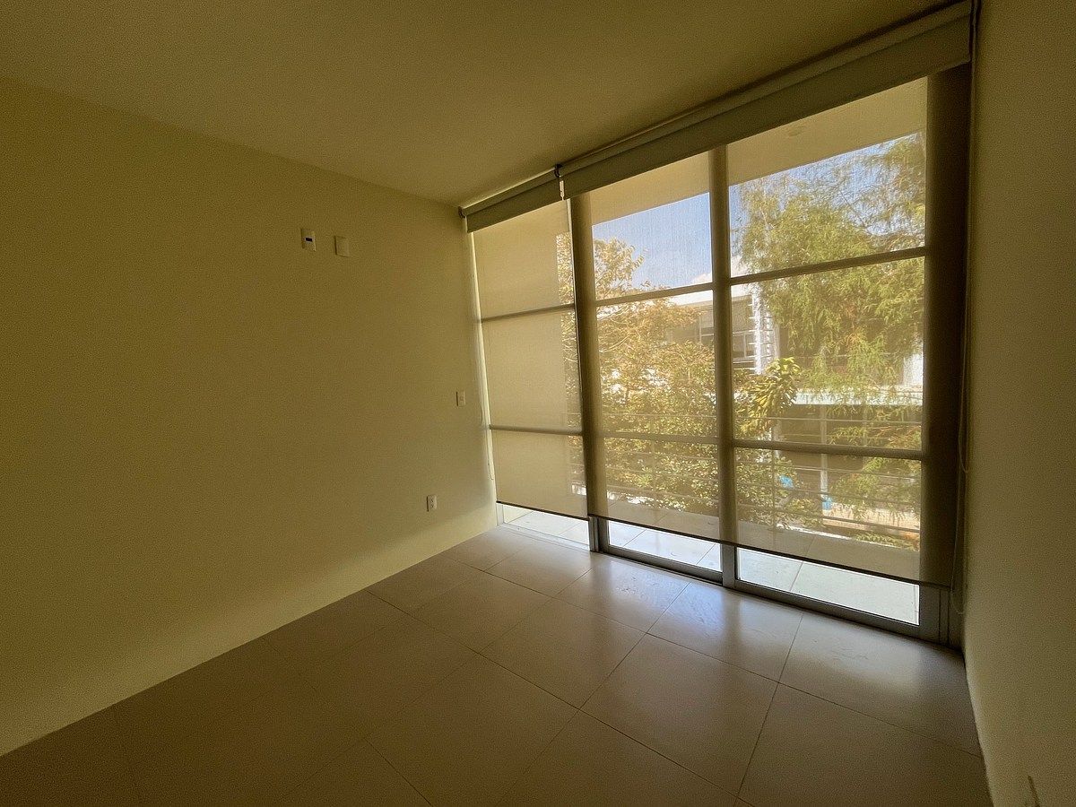 33 de 48: recámara dos con salida a balcón