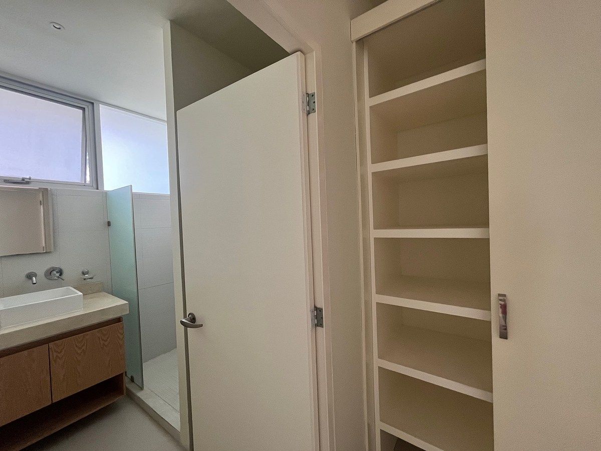 36 de 48: clóset y baño recámara dos