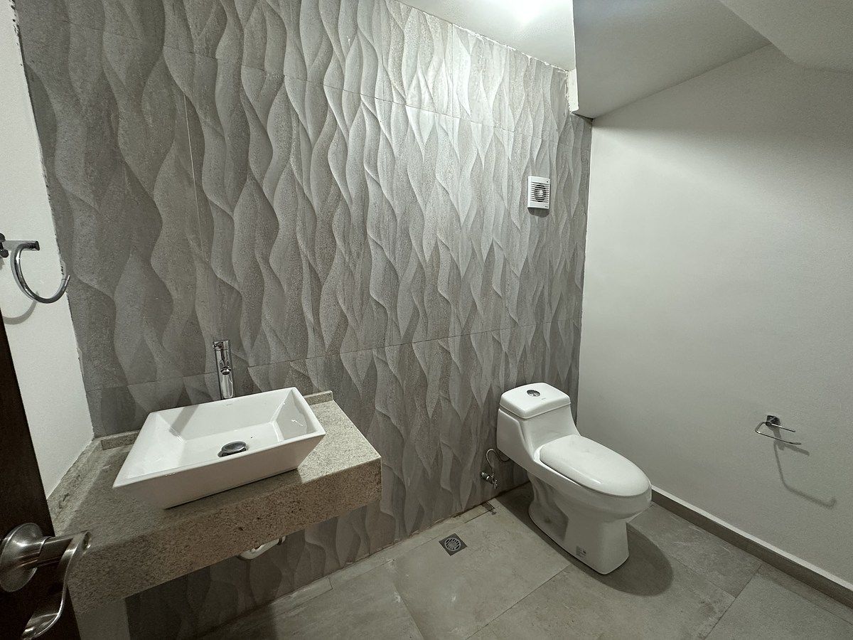 5 of 25: MEDIO BAÑO DE VISITAS