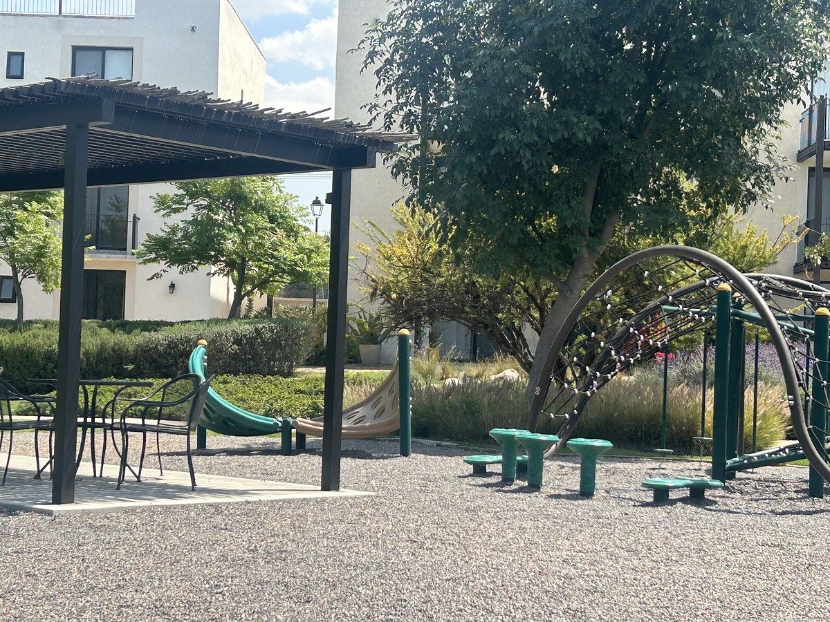 17 de 38: Varias áreas infantiles