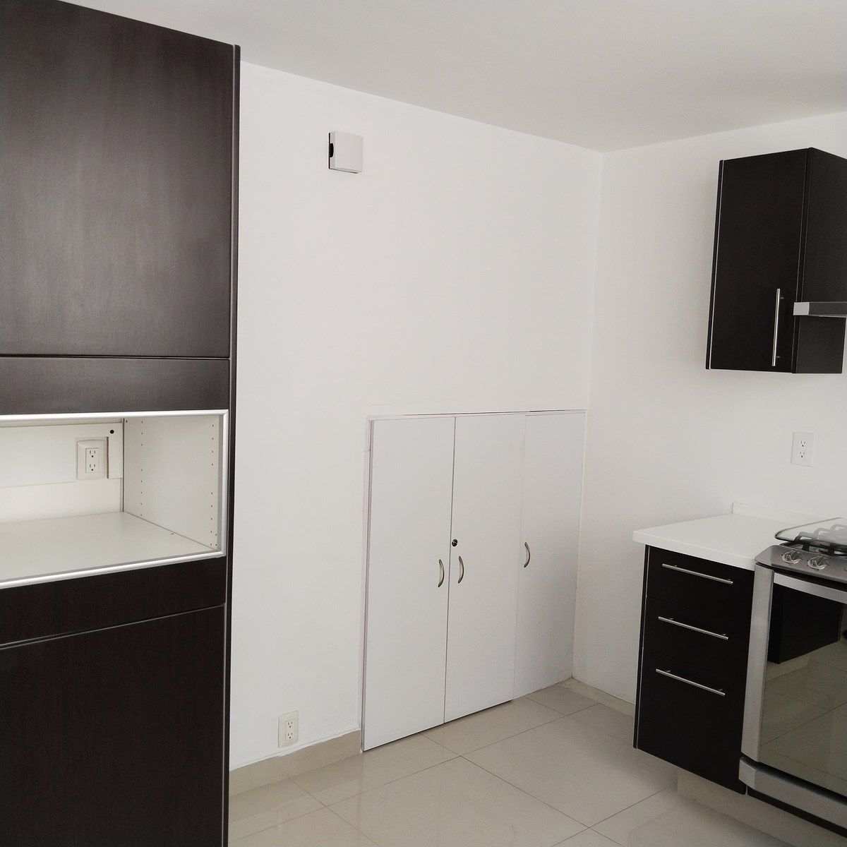 6 of 24: Área para refrigerador y alacena