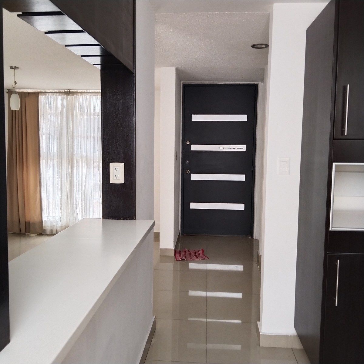 2 of 24: Entrada principal a la casa