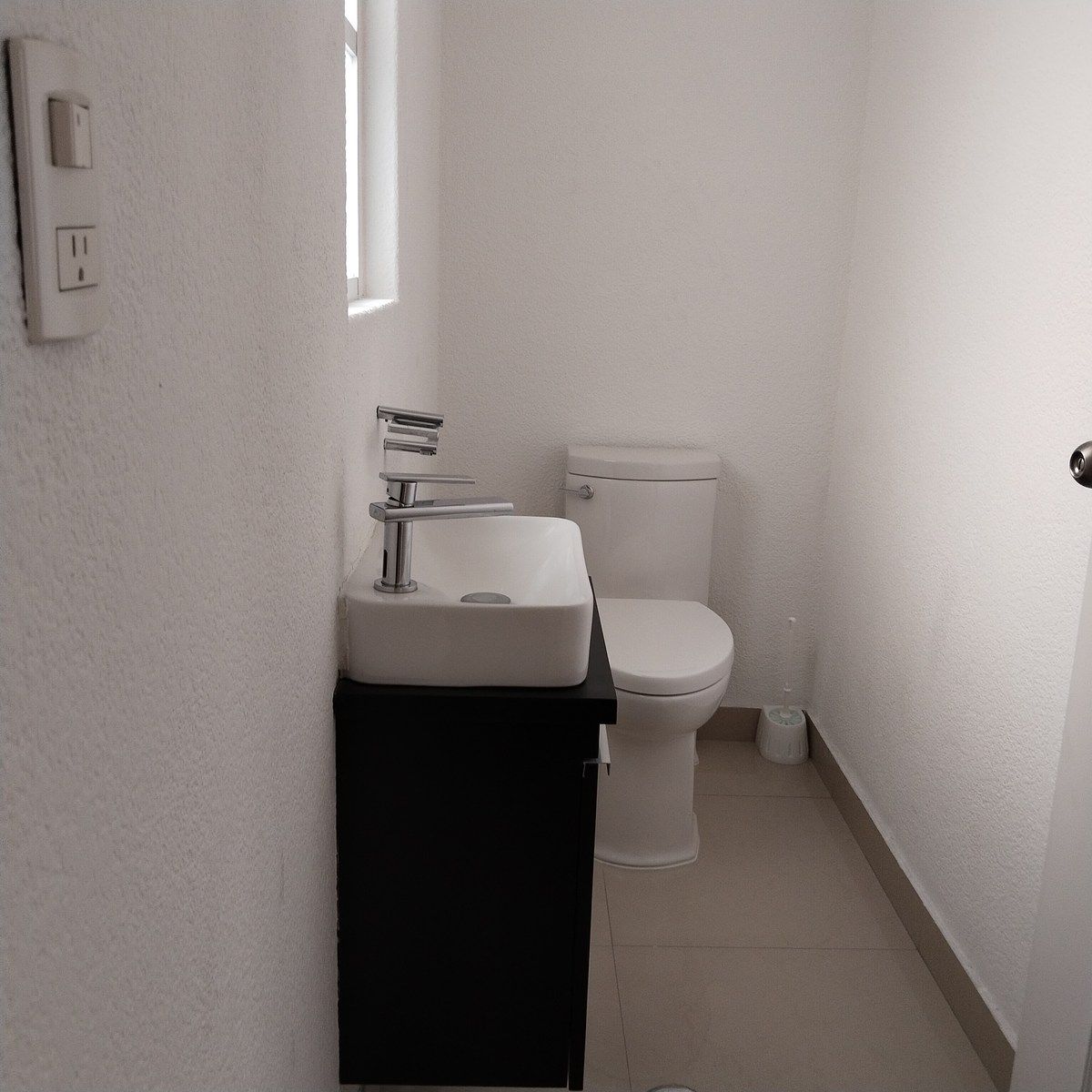 3 of 24: Medio baño de visitas