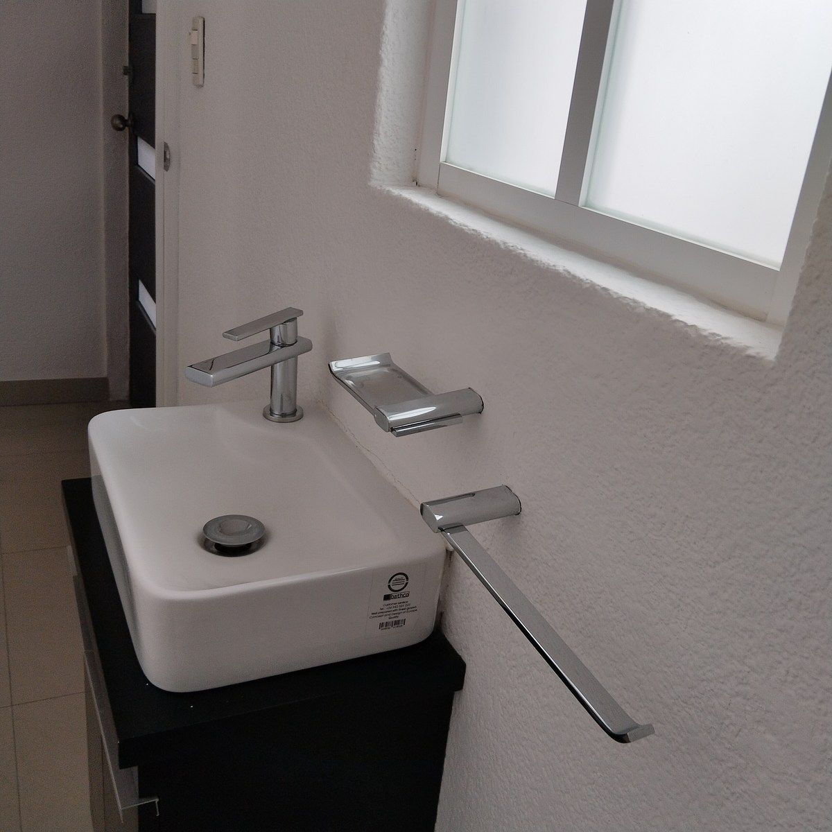 4 of 24: Baño de visitas