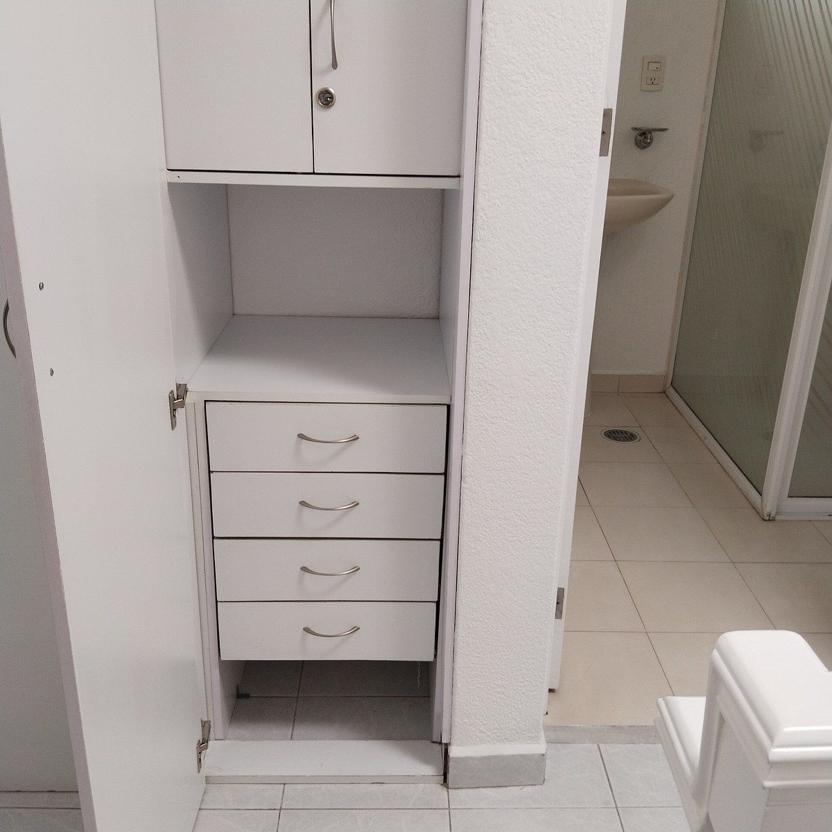 12 of 24: Amplio closet P.A.