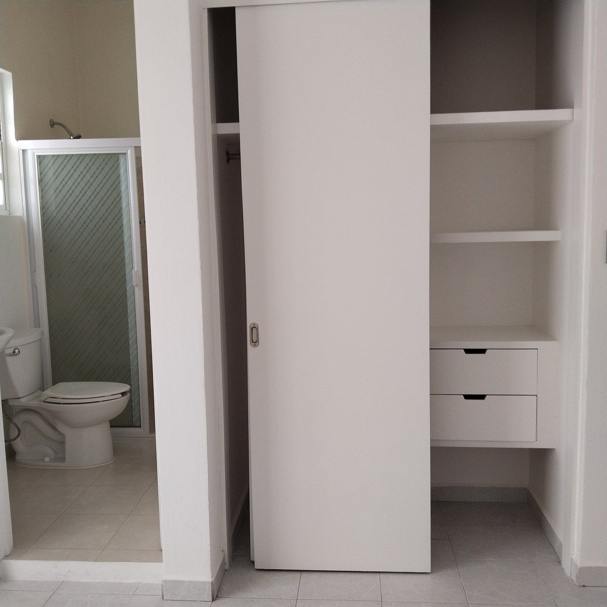 16 of 24: Vista baño completo y closet de la Recámara principal.