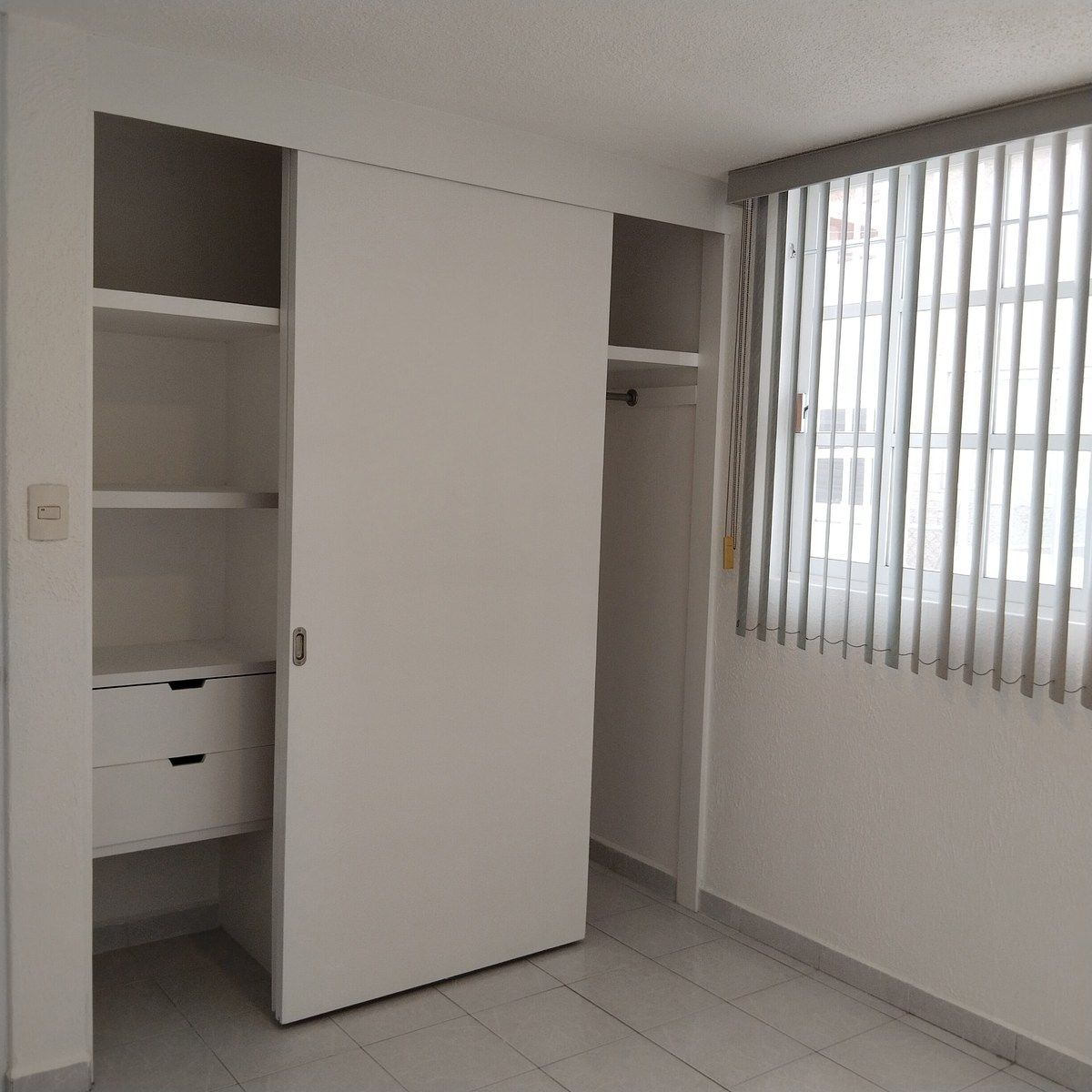 23 of 24: Closet recámara secundaria