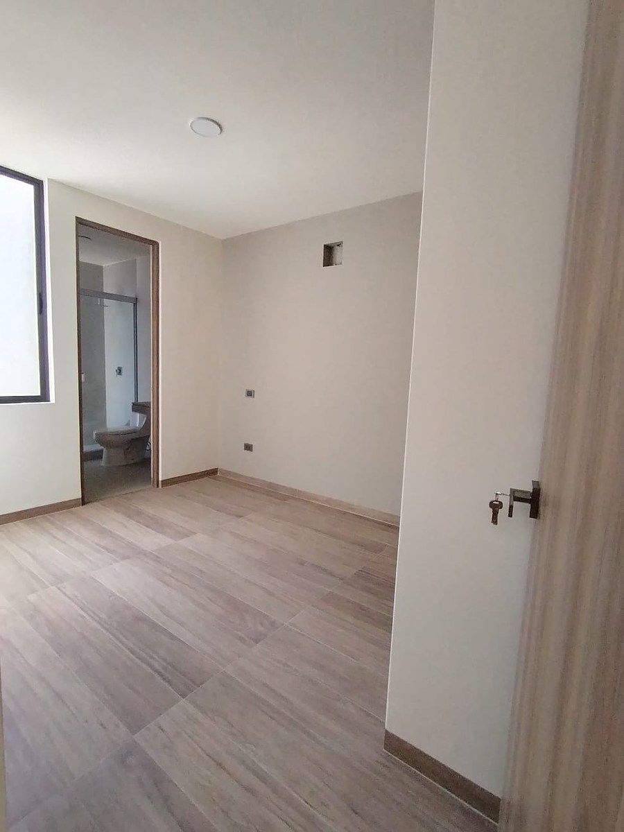 7 de 21: Habitación principal con baño