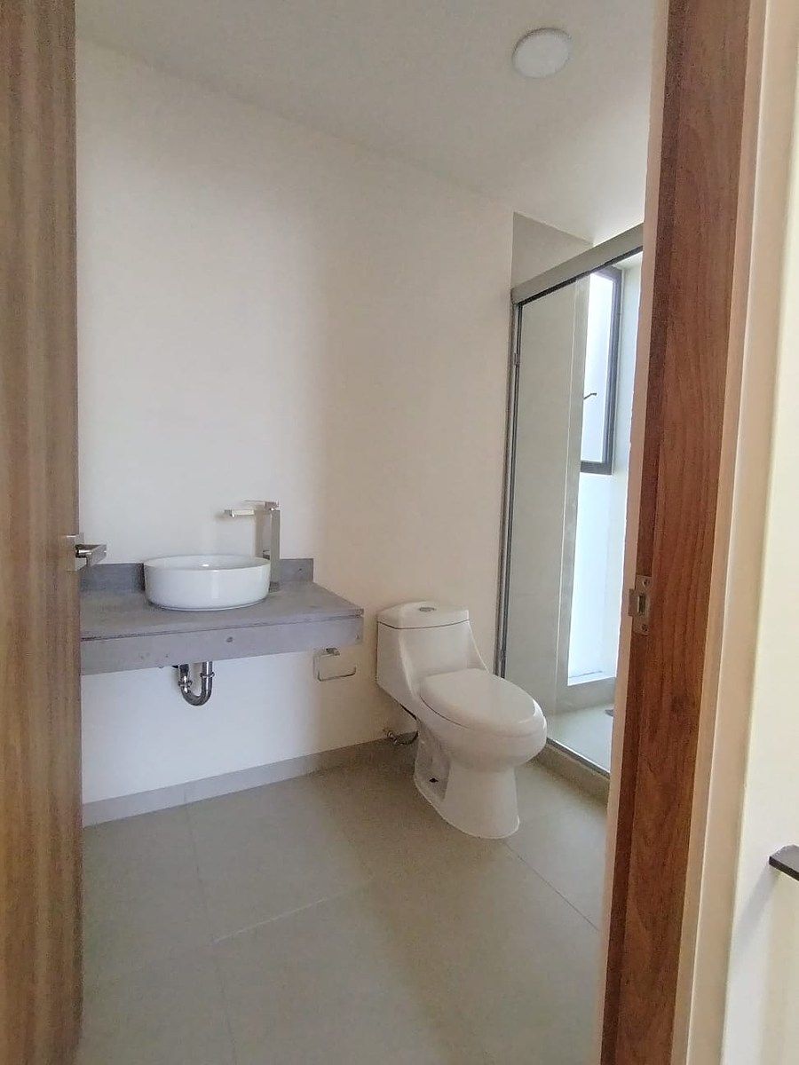 12 de 21: baño secundario con accesorios y canceles