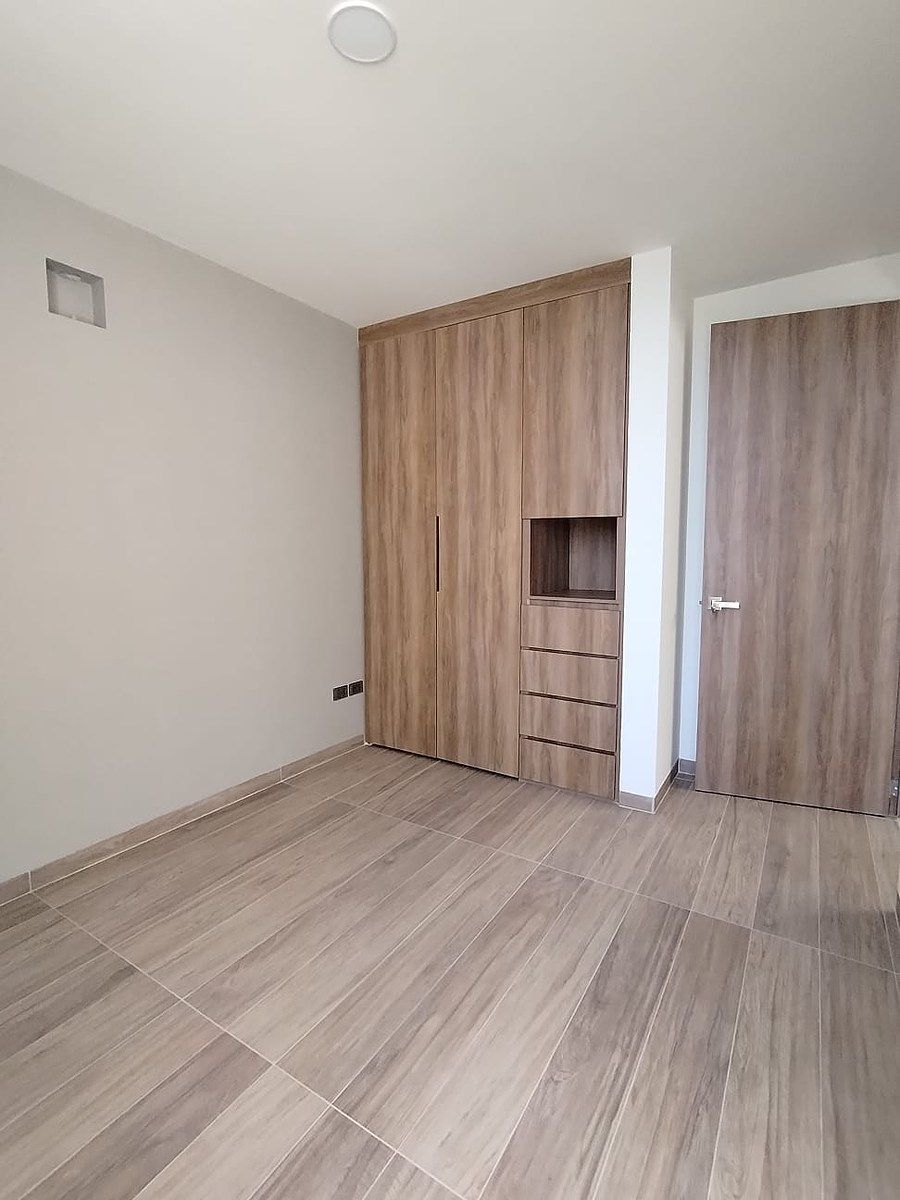 6 de 21: Closet de habitación principal