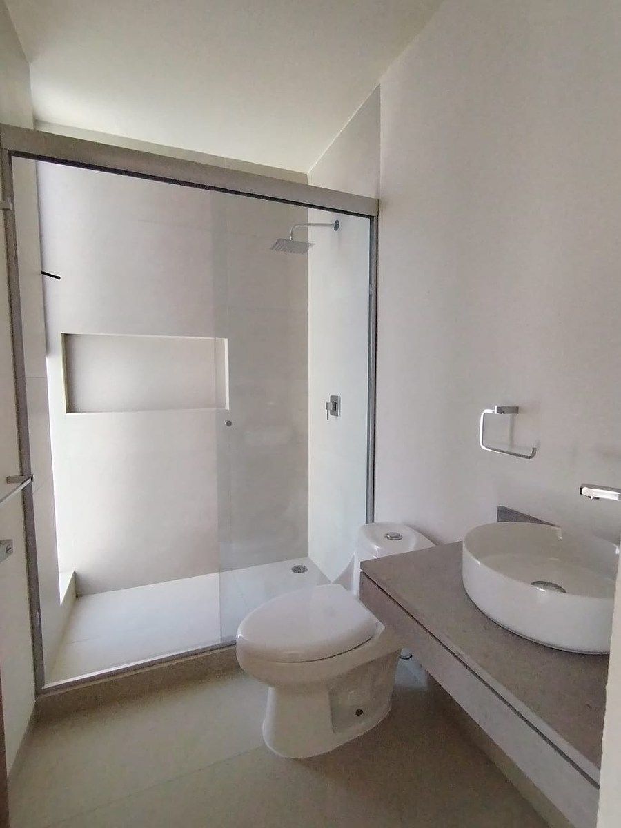 8 de 21: baño con accesorios y canceles