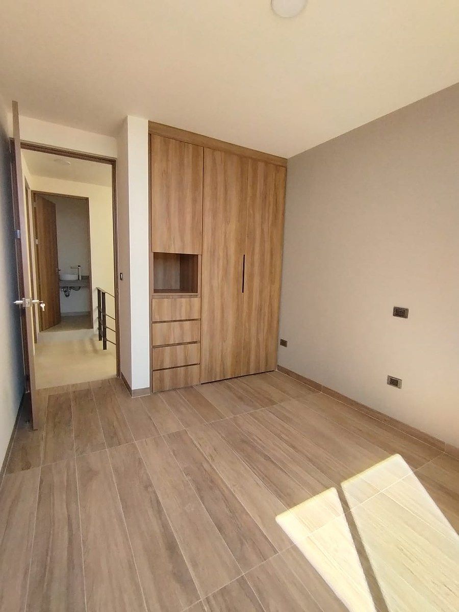 13 de 21: Habitación 2 con closets