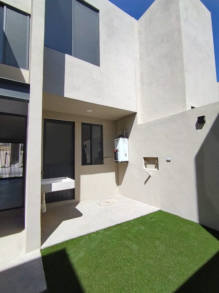 16 de 21: Patio con lavadero y calentador