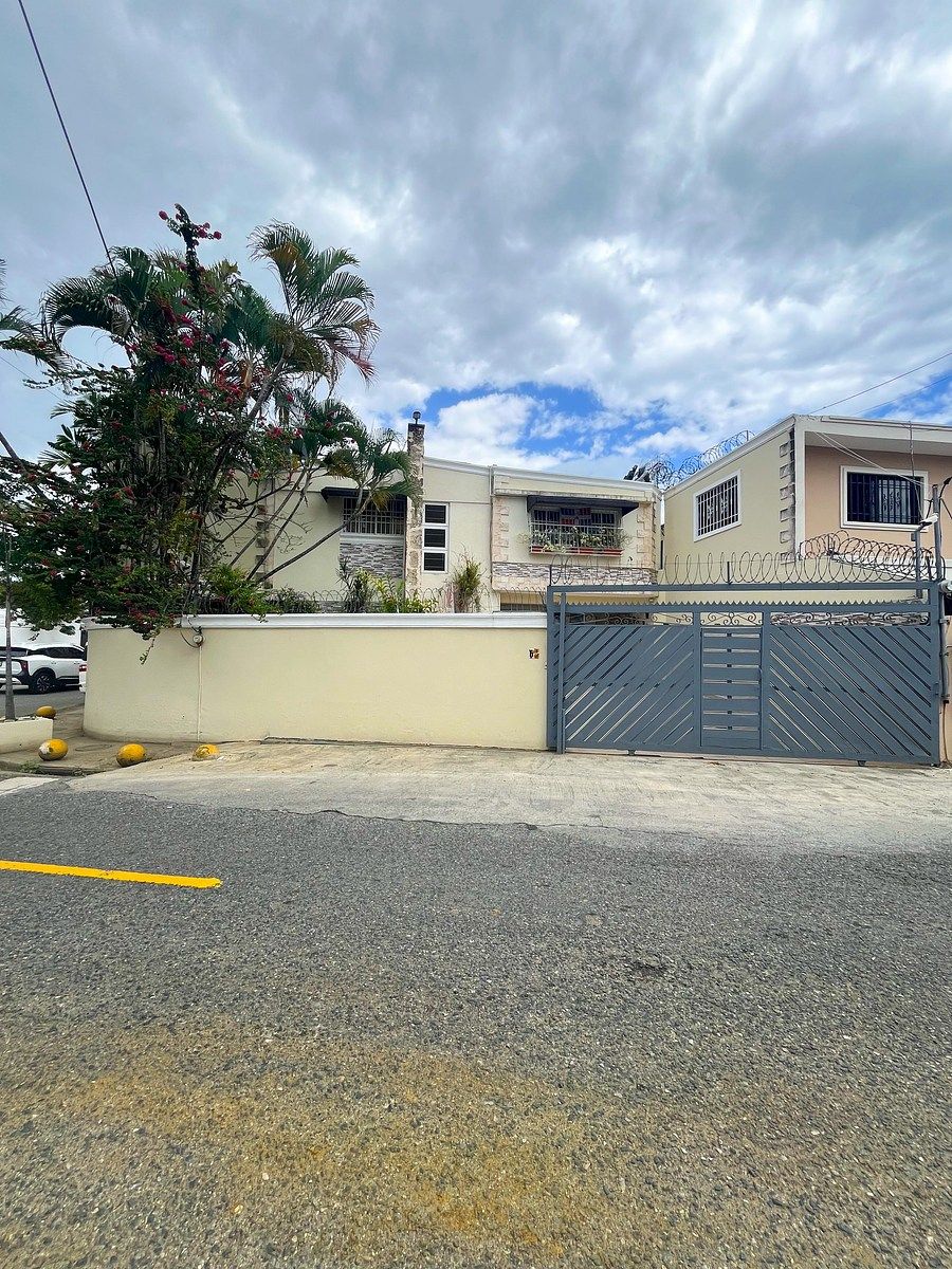 Casa de 2 niveles, 4hab, family room, patio, gazebo, terraza, jacuzzi, foto 1 de 21