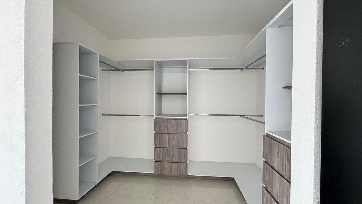 12 de 24: Vestidor habitación principal