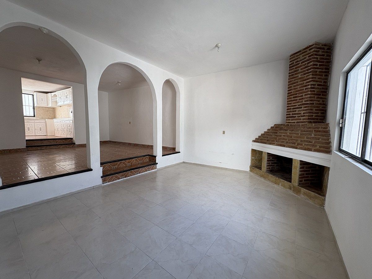 4 of 29: Sala con chimenea