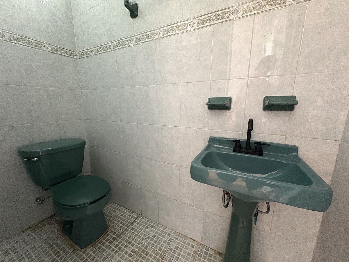 9 of 29: Medio baño