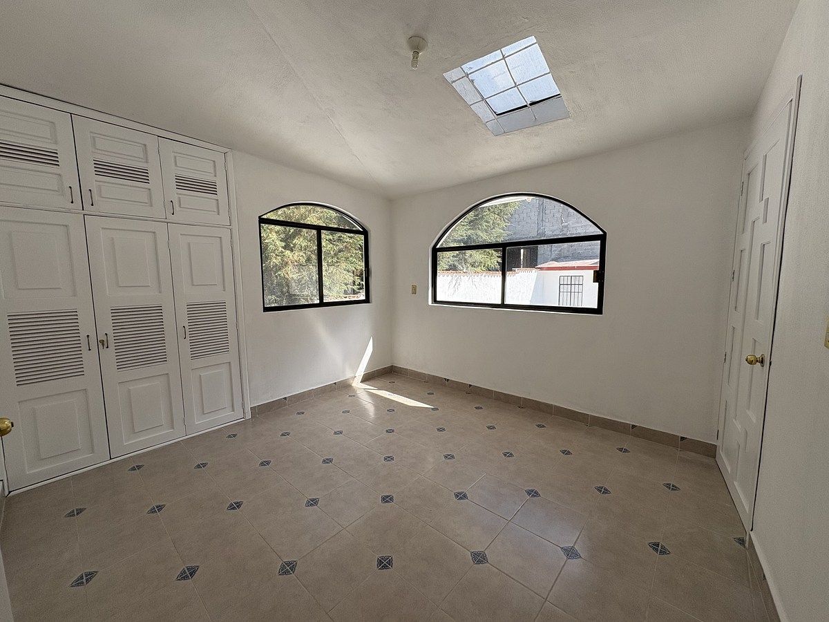 11 of 29: Habitacion con clóset