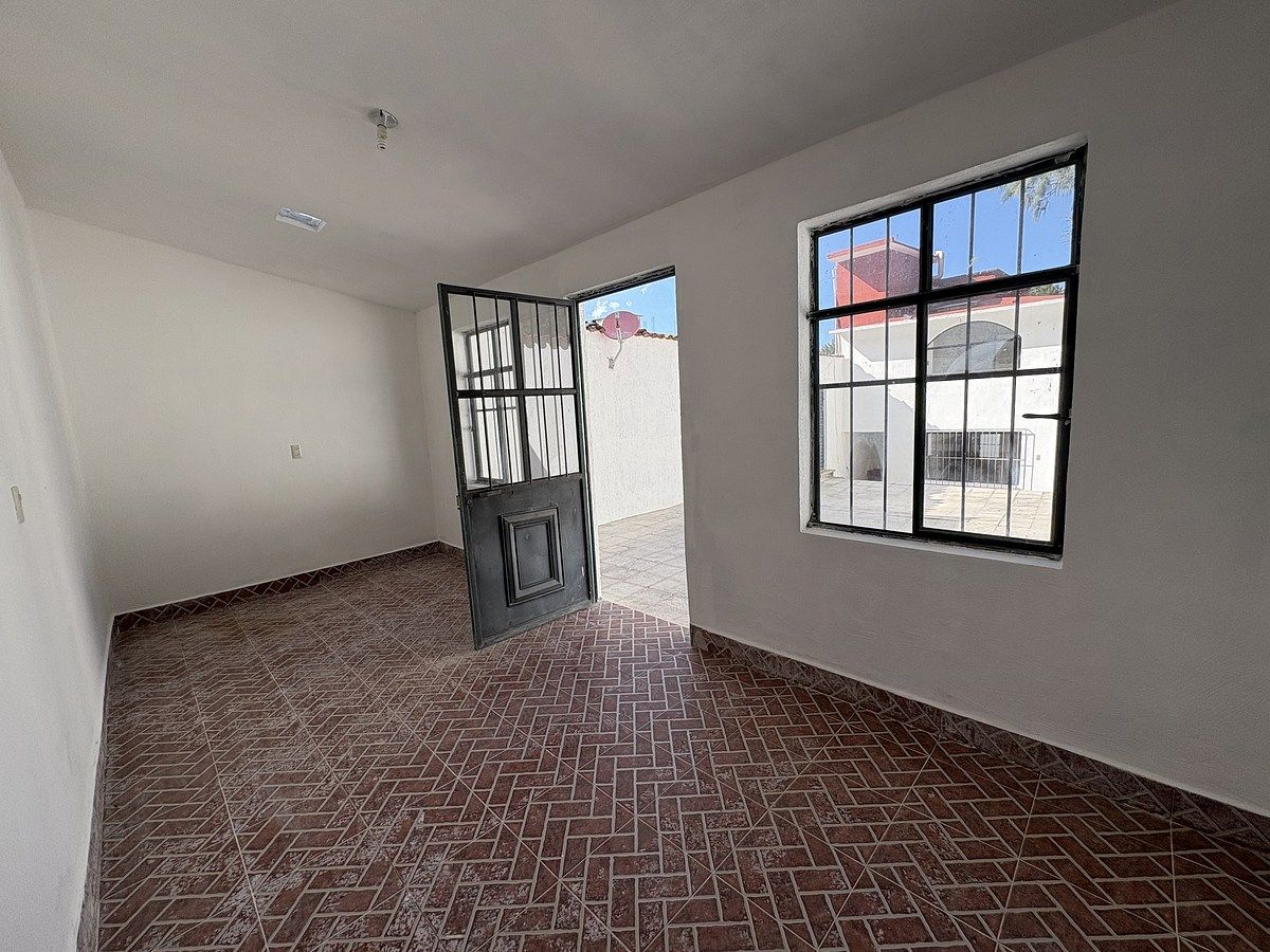 19 of 29: Cuarto en patio trasero