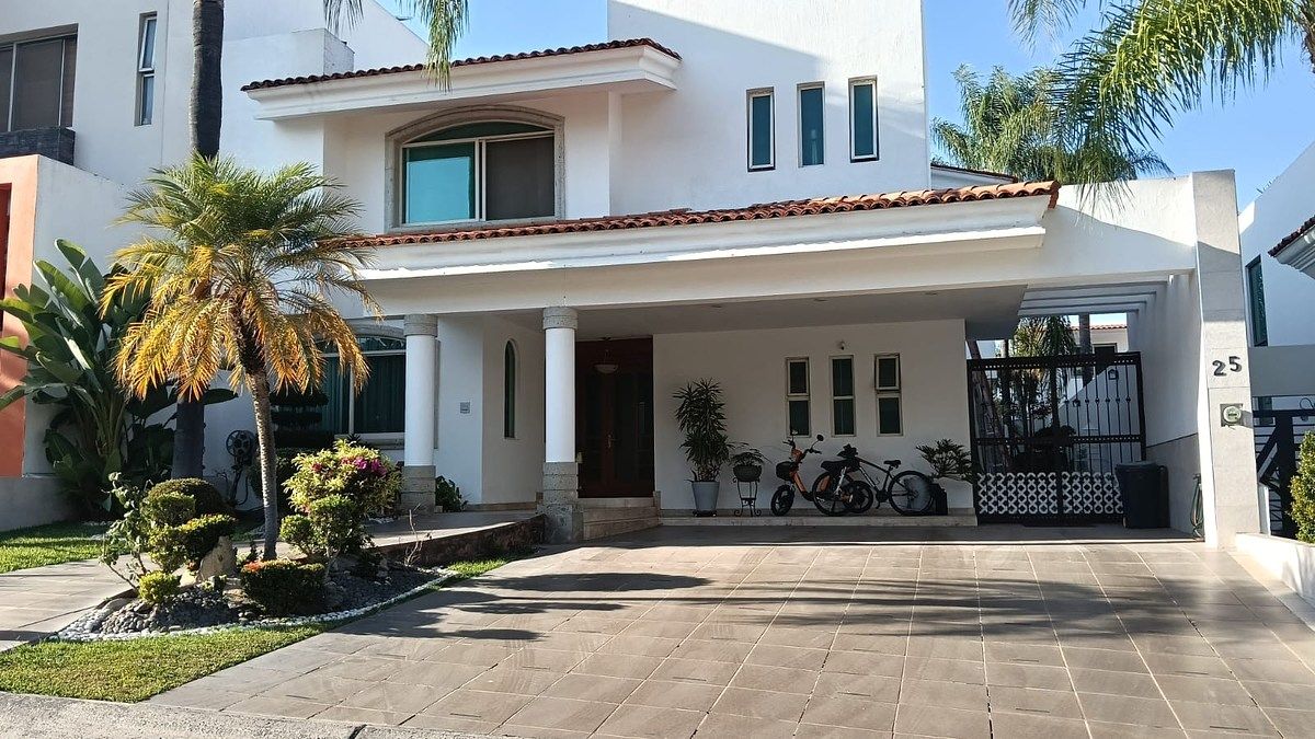HOUSE FOR SALE IN PUERTA DE HIERRO - foto 1