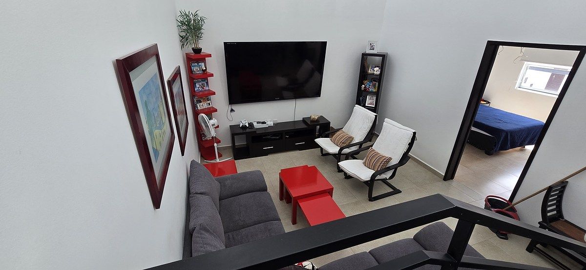 14 de 22: Area de TV vista desde entrada de recamara principal