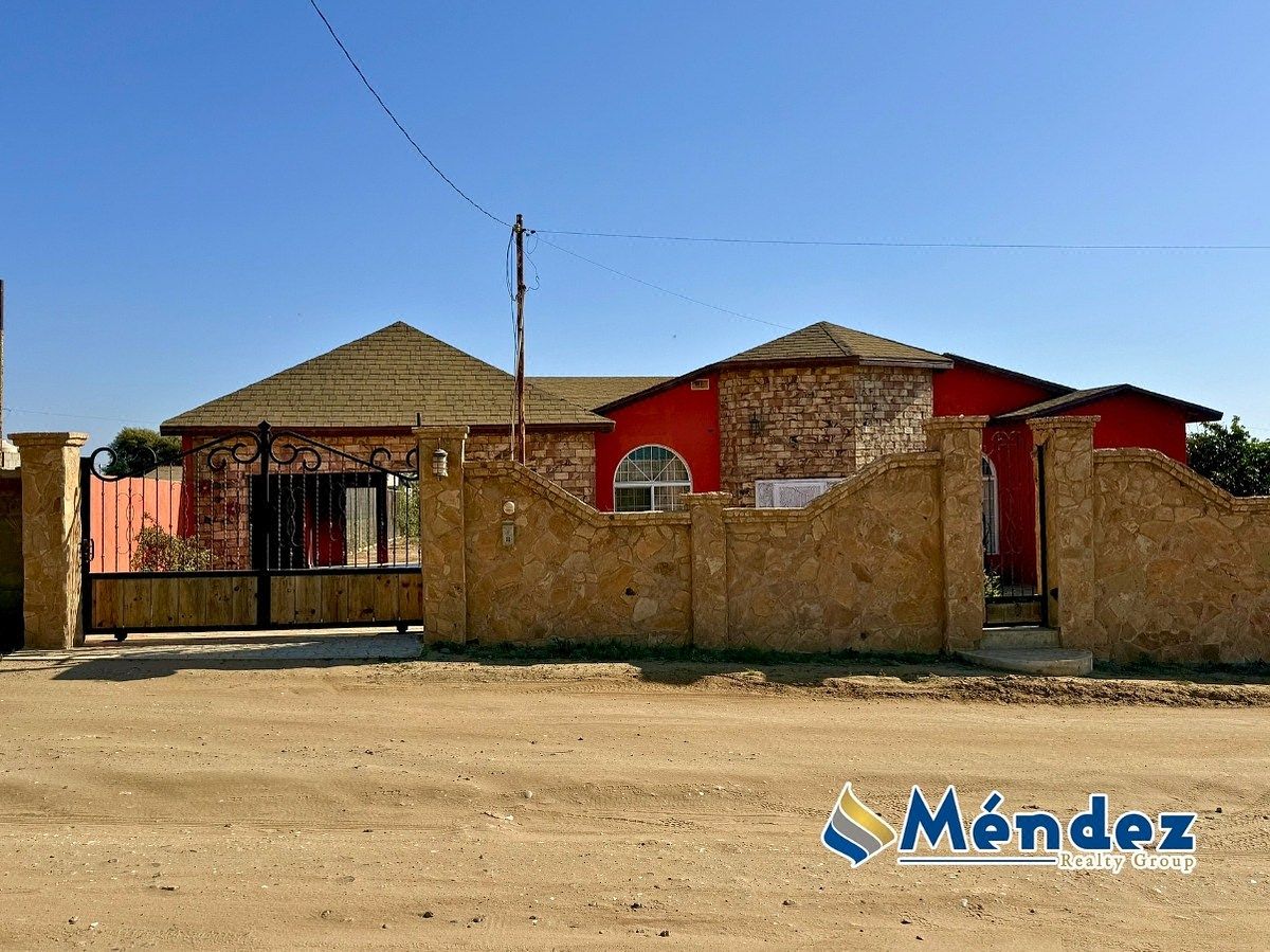 En venta casa de 2 recamaras con amplio terreno y céntrica Vicente Guerrero BC