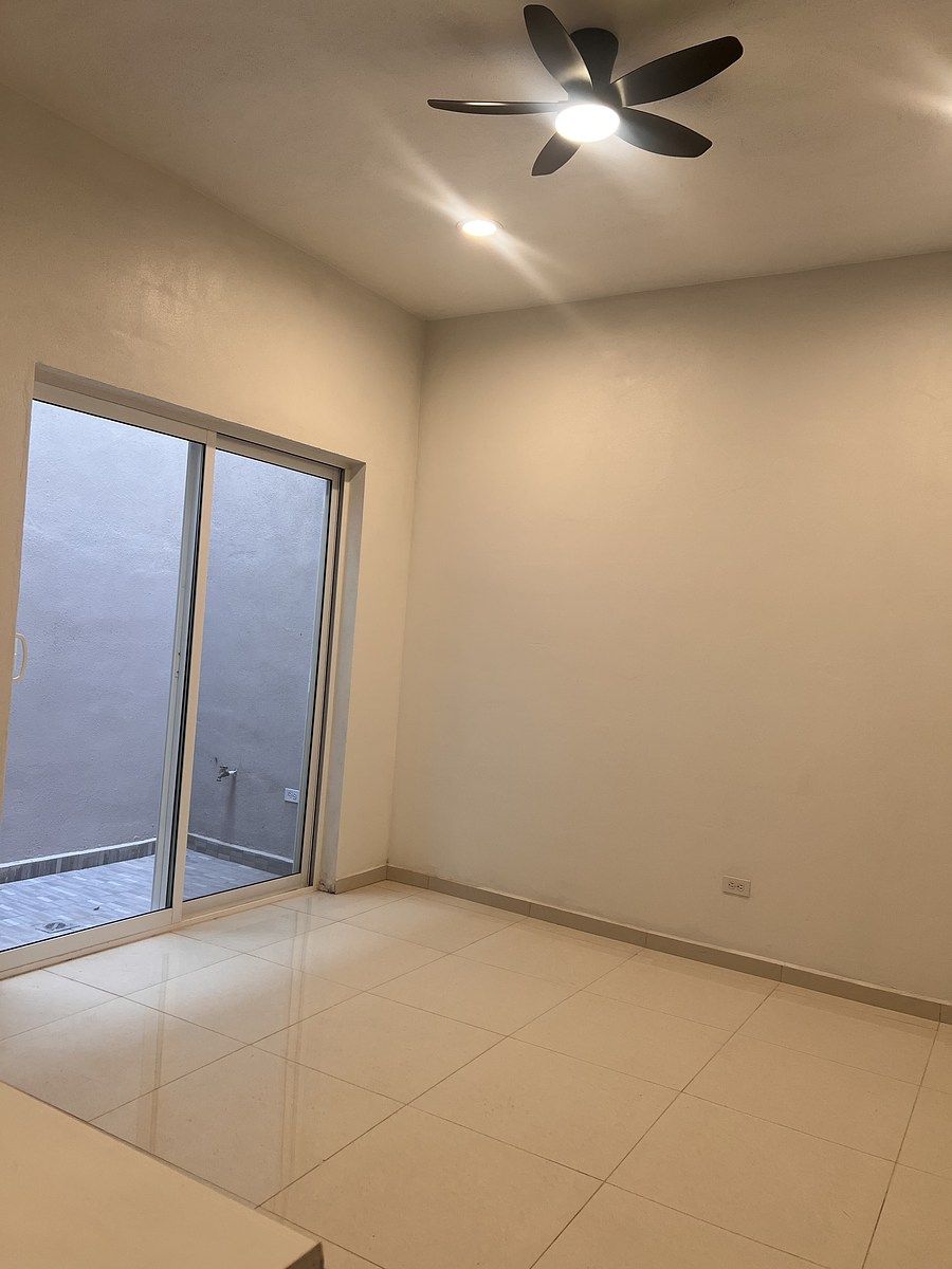 5 of 23: Cocina con salida al patio