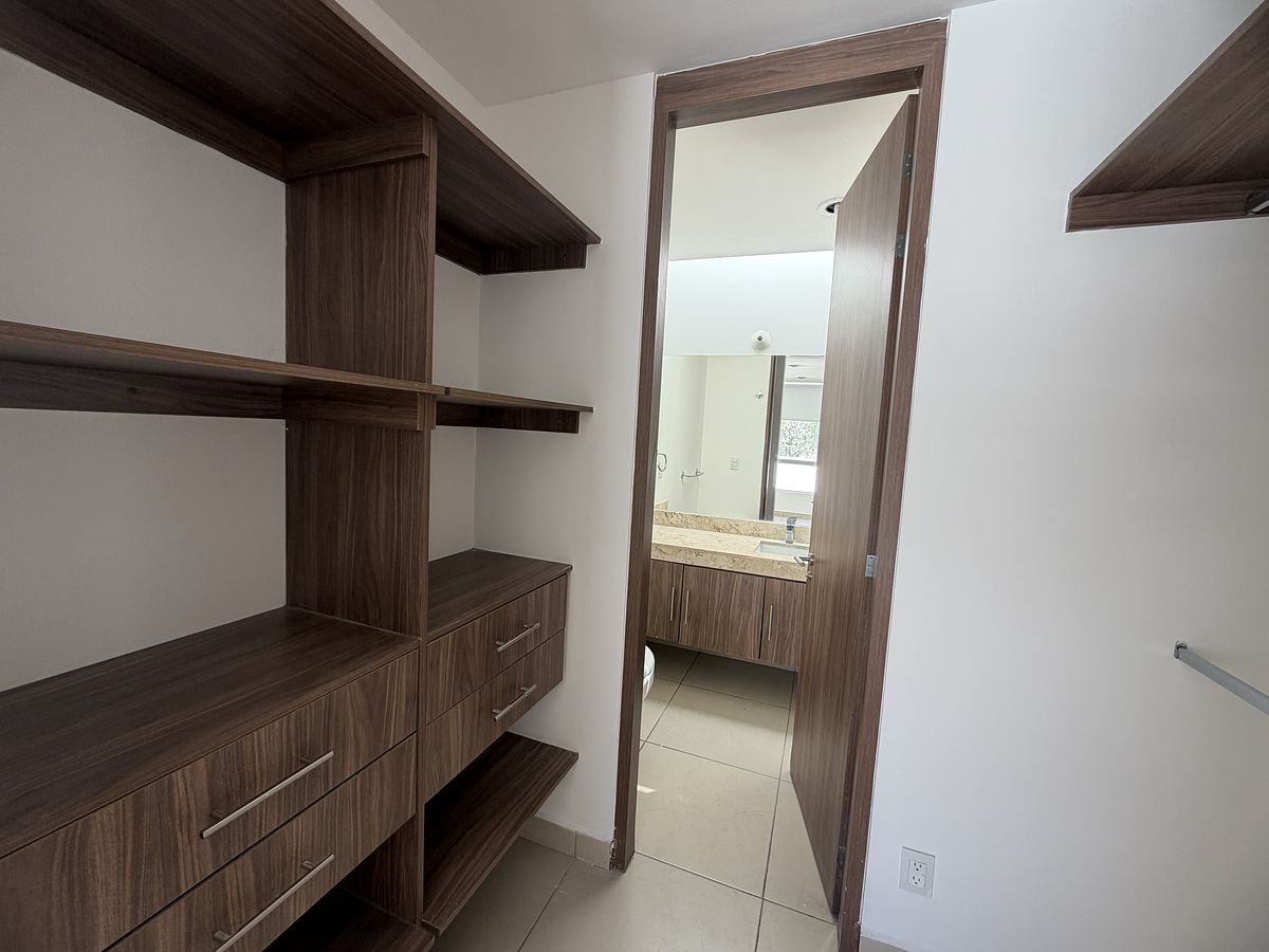 26 de 31: VESTIDOR RECÁMARA PRINCIPAL