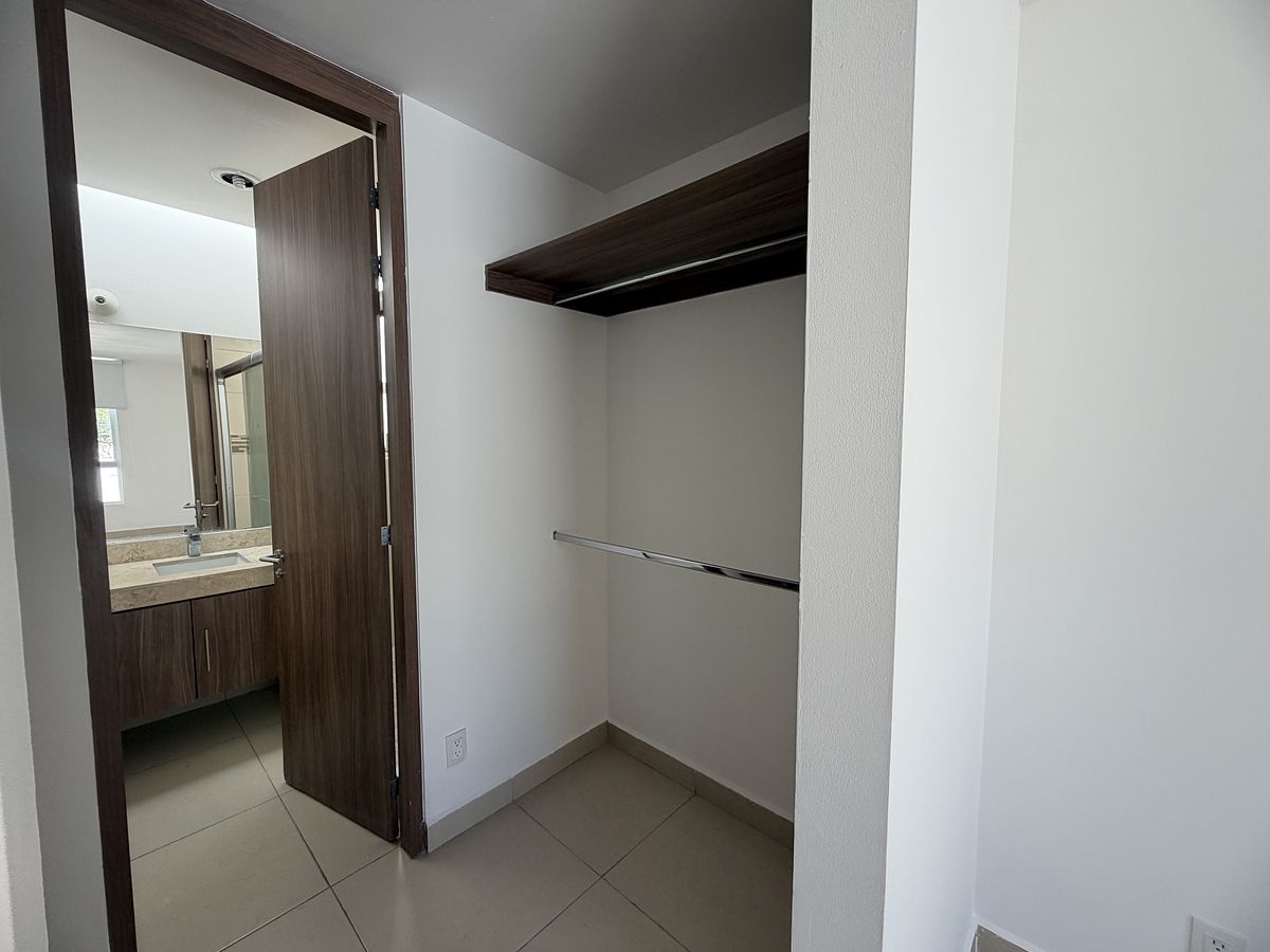 27 de 31: VESTIDOR RECÁMARA PRINCIPAL