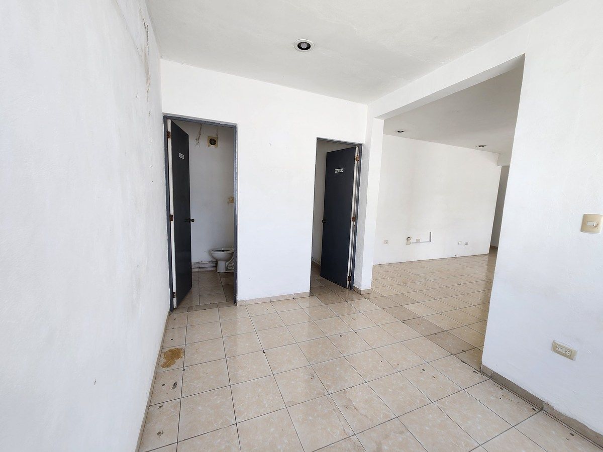 10 of 13: OFICINA - MEDIO BAÑO (2)