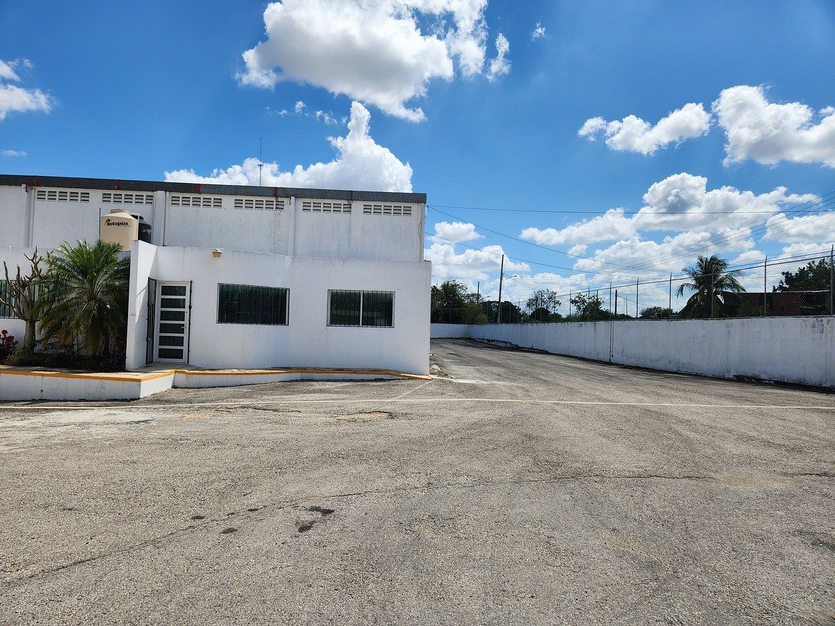 4 of 13: PATIO DE MANIOBRAS