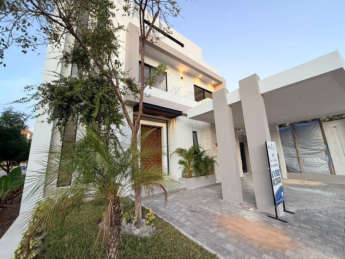 Casa en Venta con Alberca, Rooftop y 3 Recámaras en Vía Cumbres, Cancún.