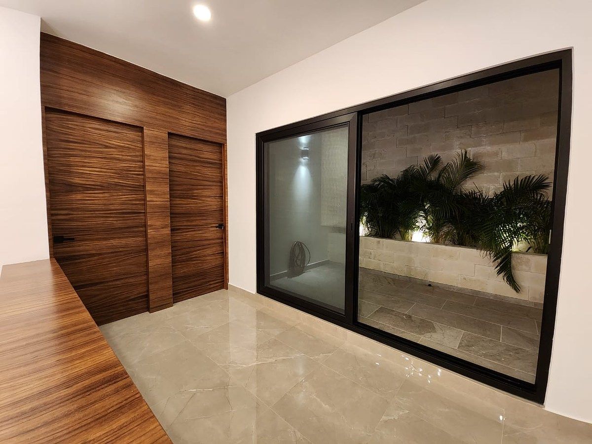 Casa de Lujo en Venta con Alberca, Jardín y 4 Recámaras en Lagos del Sol, Cancún