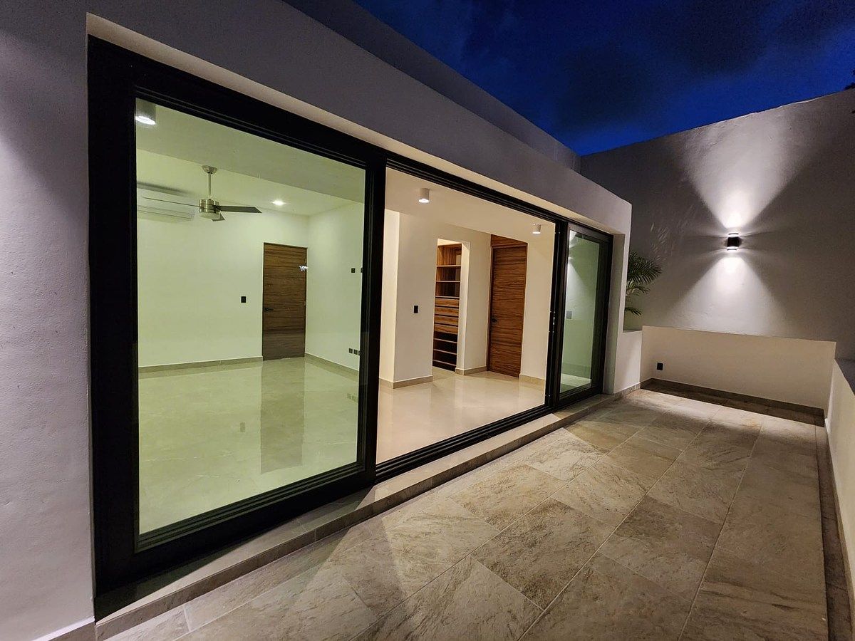 Casa de Lujo en Venta con Alberca, Jardín y 4 Recámaras en Lagos del Sol, Cancún